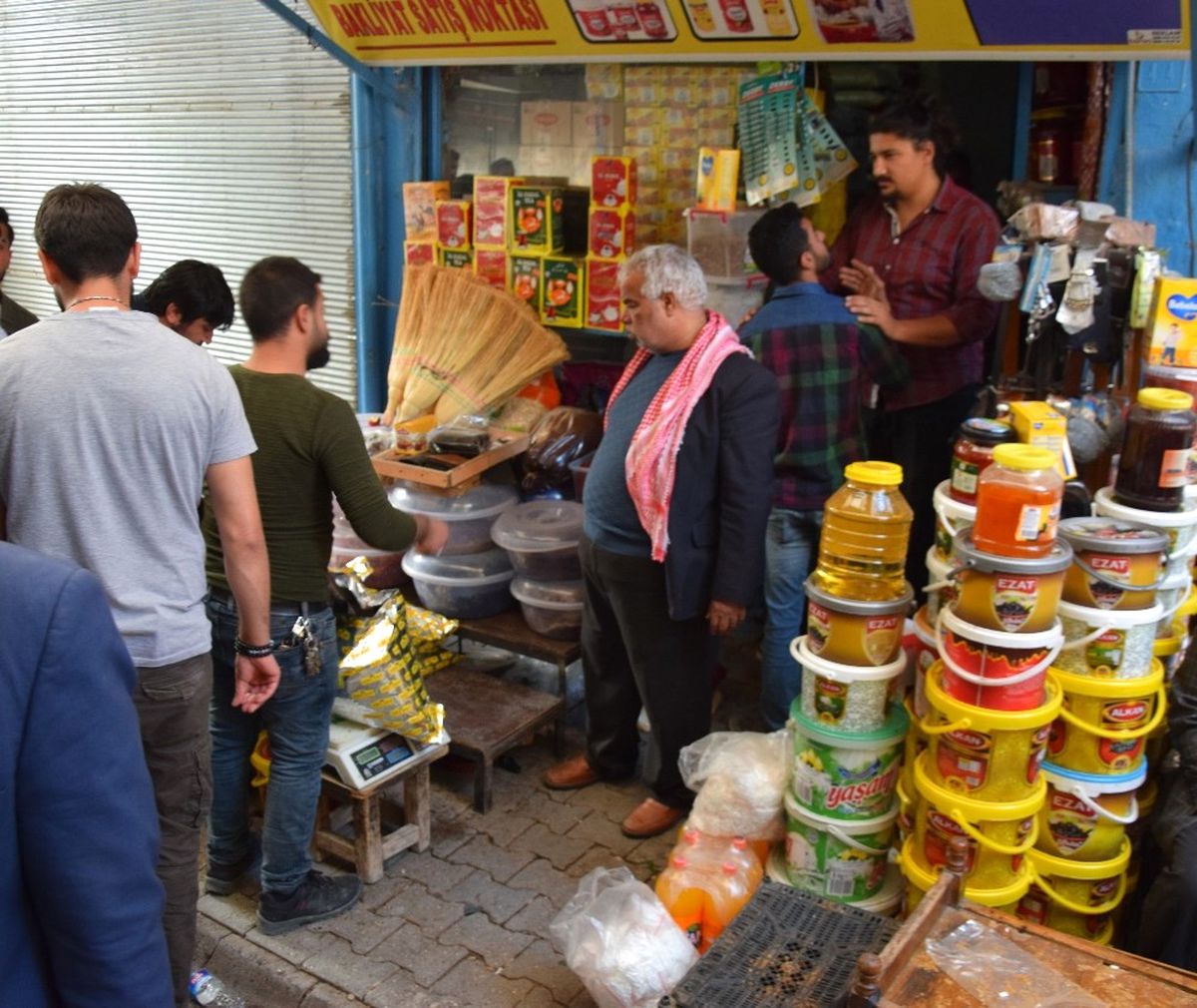 Viranşehir\'de Kaçak Çay ve Tütün Baskını