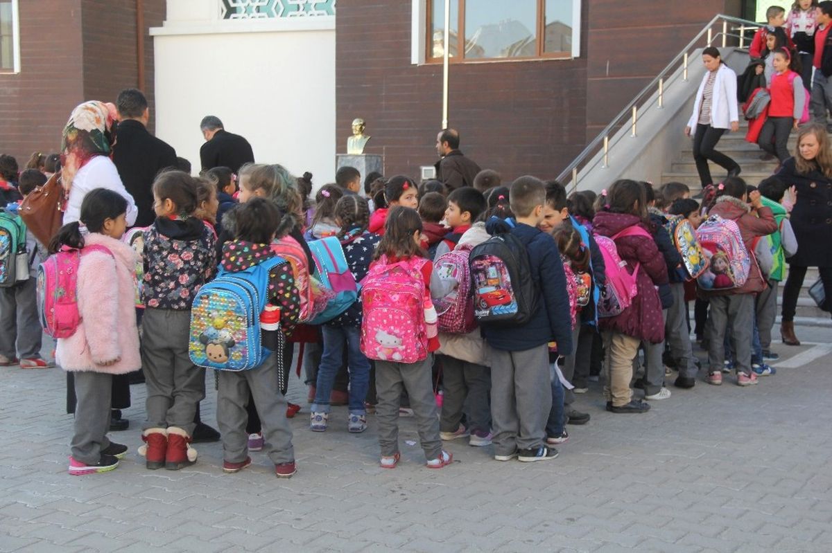 Ağır Öğrenci Çantalarındaki Tehlike