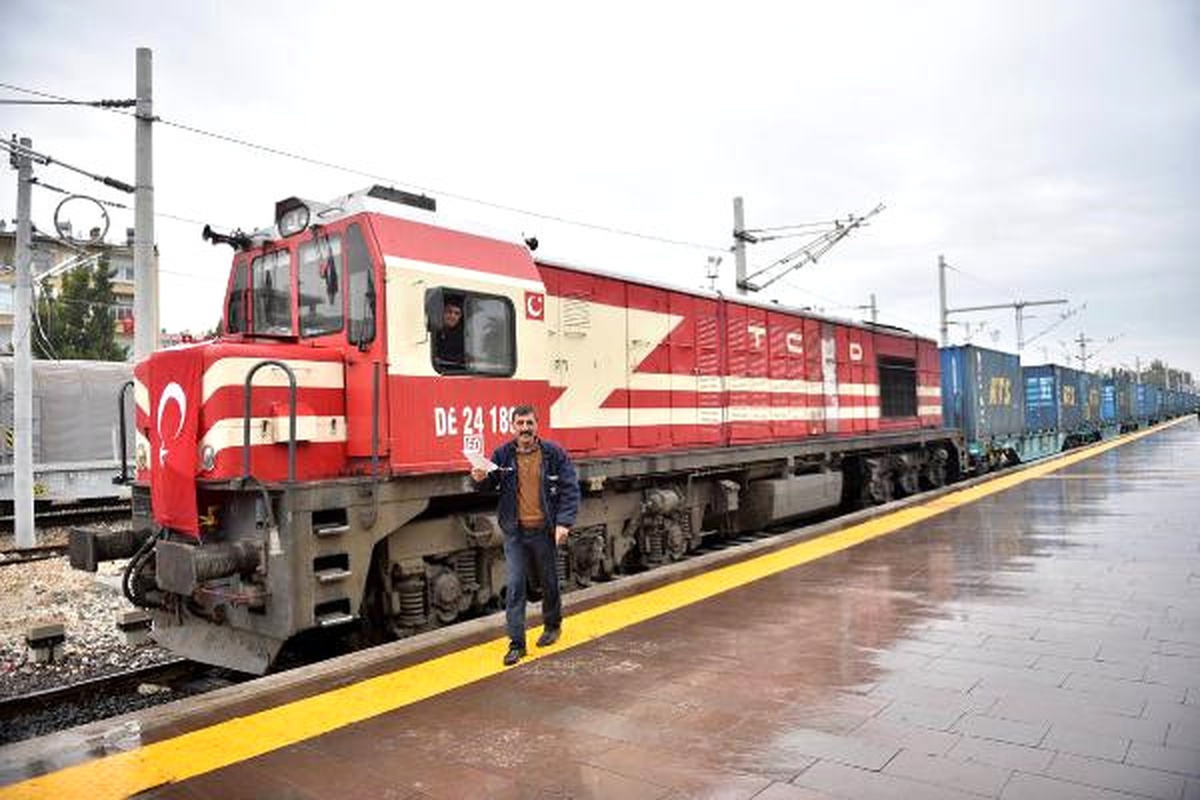Bakü-Tiflis-Kars Treni Mersin\'e 10 Saat Önce Geldi