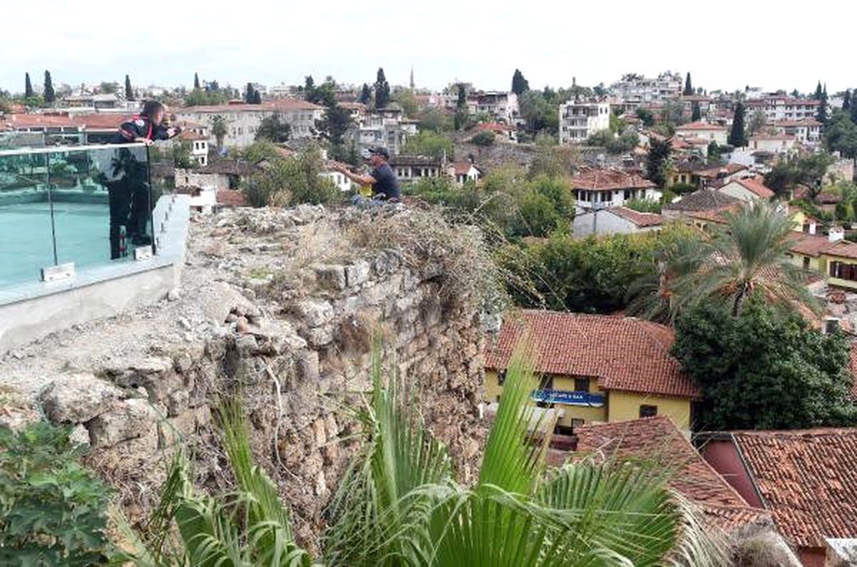 Benzin Dolu Bidon ve Bıçakla Surlarda İntihara Kalkıştı