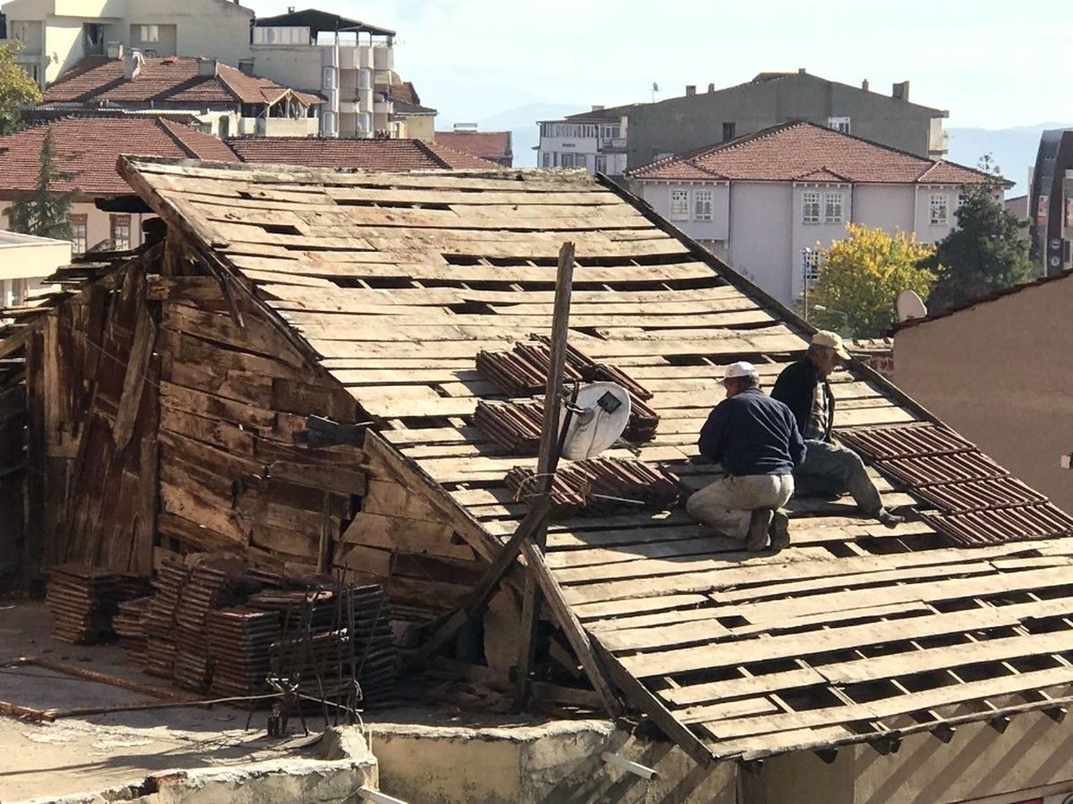Çatı Onaran 2 İşçi Adeta Ölümle Dans Etti