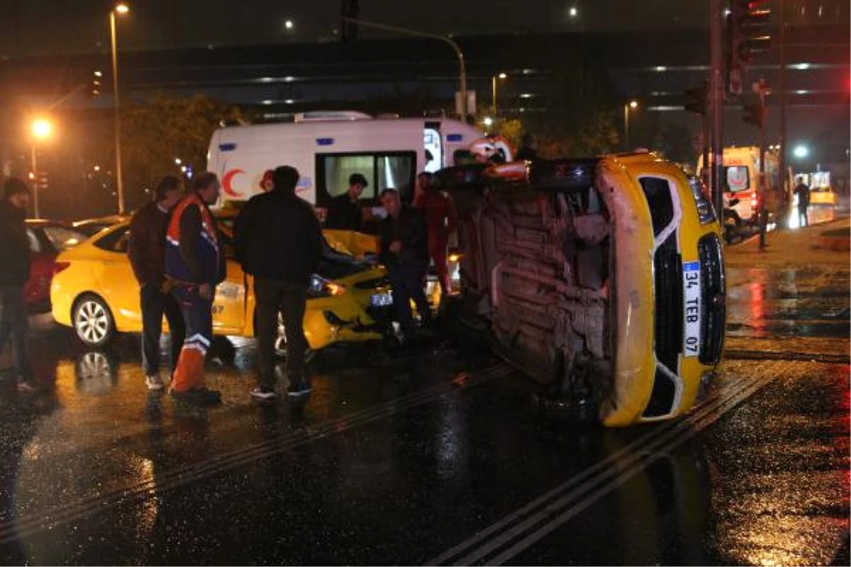 Fatih\'te Trafik Kazası: 4 Yaralı