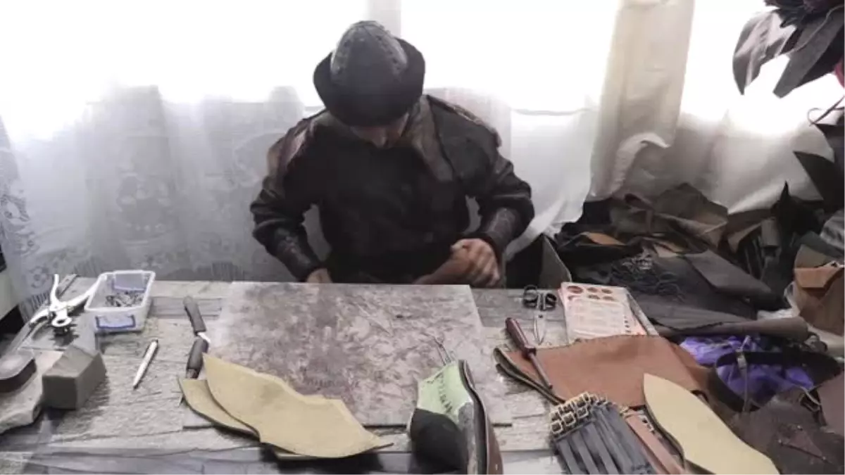 Geleneksel Kıyafetlere Yeniden Hayat Veriyor