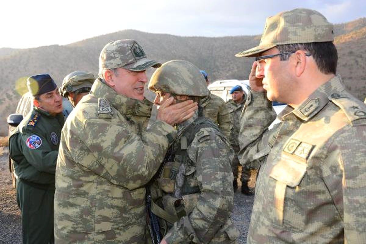 Genelkurmay Başkanı Akar, Hakkari\'de Denetlemelerde Bulundu