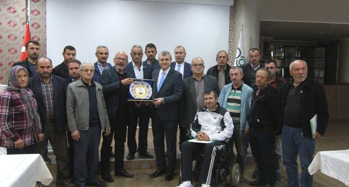 Giresunlu Arıcılardan Dokap Başkanı Yüce\'ye Plaket