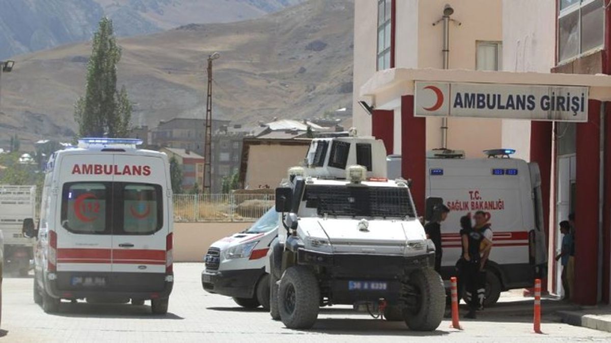 Hakkari\'de Askerleri Taşıyan Araç Şarampole Devrildi