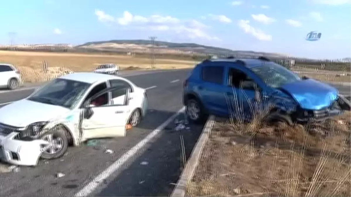 İki Otomobil Kafa Kafaya Çarpıştı: 9 Yaralı