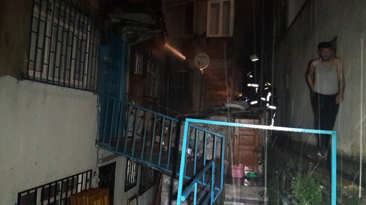 Kağıthane\'deki Yangını Vatandaşlar Hortum ile Söndürmeye Çalıştı