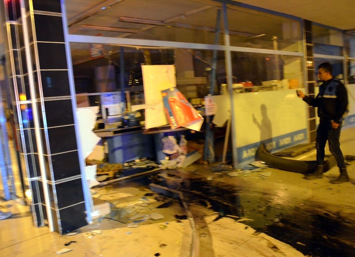 Kazada Sürücü Markete Daldı