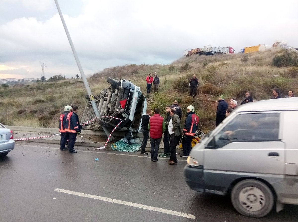Maltepe\'de Servis Minibüsü Devrildi: 1 Yaralı