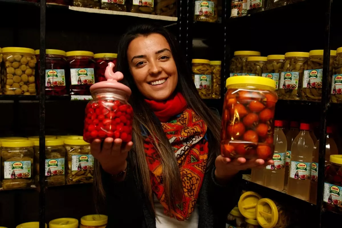 Muşmula, Şeftali ve Kızılcığın da Turşusunu Kuruyorlar