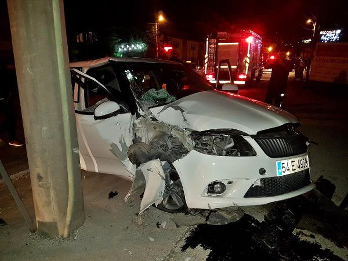 Otomobil Elektrik Direğine Çarptı: 2 Yaralı