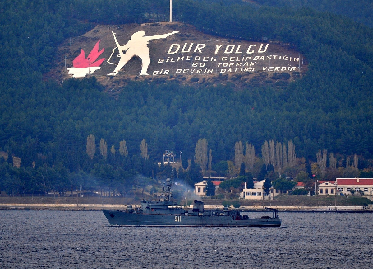 Rus Askeri Gemisi Çanakkale Boğazı\'ndan Geçti