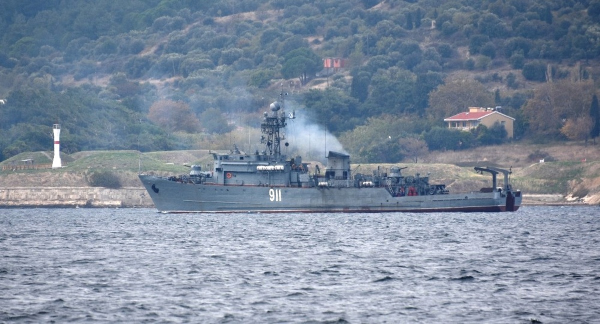 Rus Savaş Gemisi Çanakkale Boğazı\'ndan Geçti