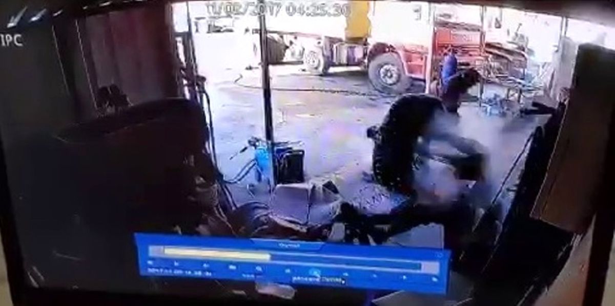 Sakarya\'da Bakımını Yaptığı Lastik Bomba Gibi Patladı