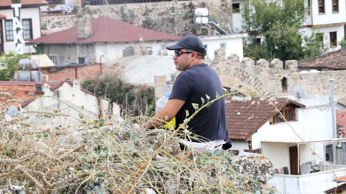 Seyir Terasının Köşesindeki Gencin Fenalaştığını Gören Polis, Cam Bariyeri Aşıp Genci Güvenli...