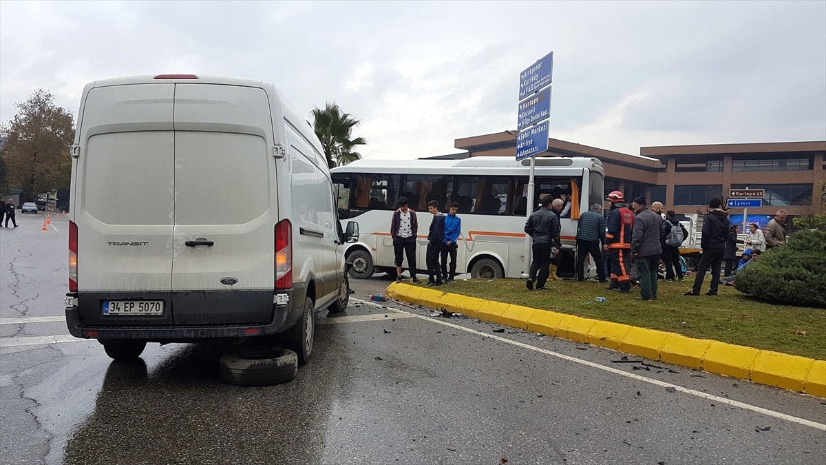 Sporcuları Taşıyan Midibüs Kamyonetle Çarpıştı: 12 Yaralı