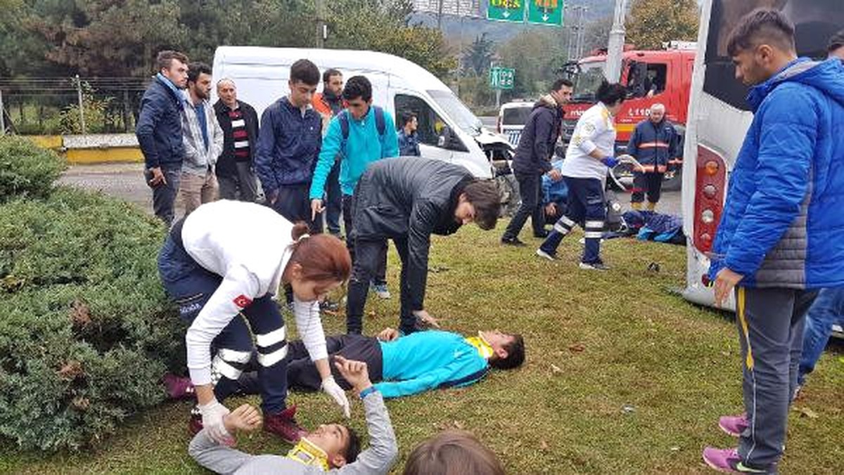 Sporcuları Taşıyan Midibüs Kaza Yaptı: 12 Yaralı