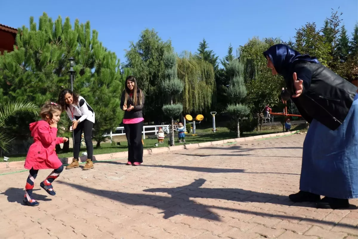 Teyzesinin Kucağında Geldiği Okulda Şimdi Koşuyor