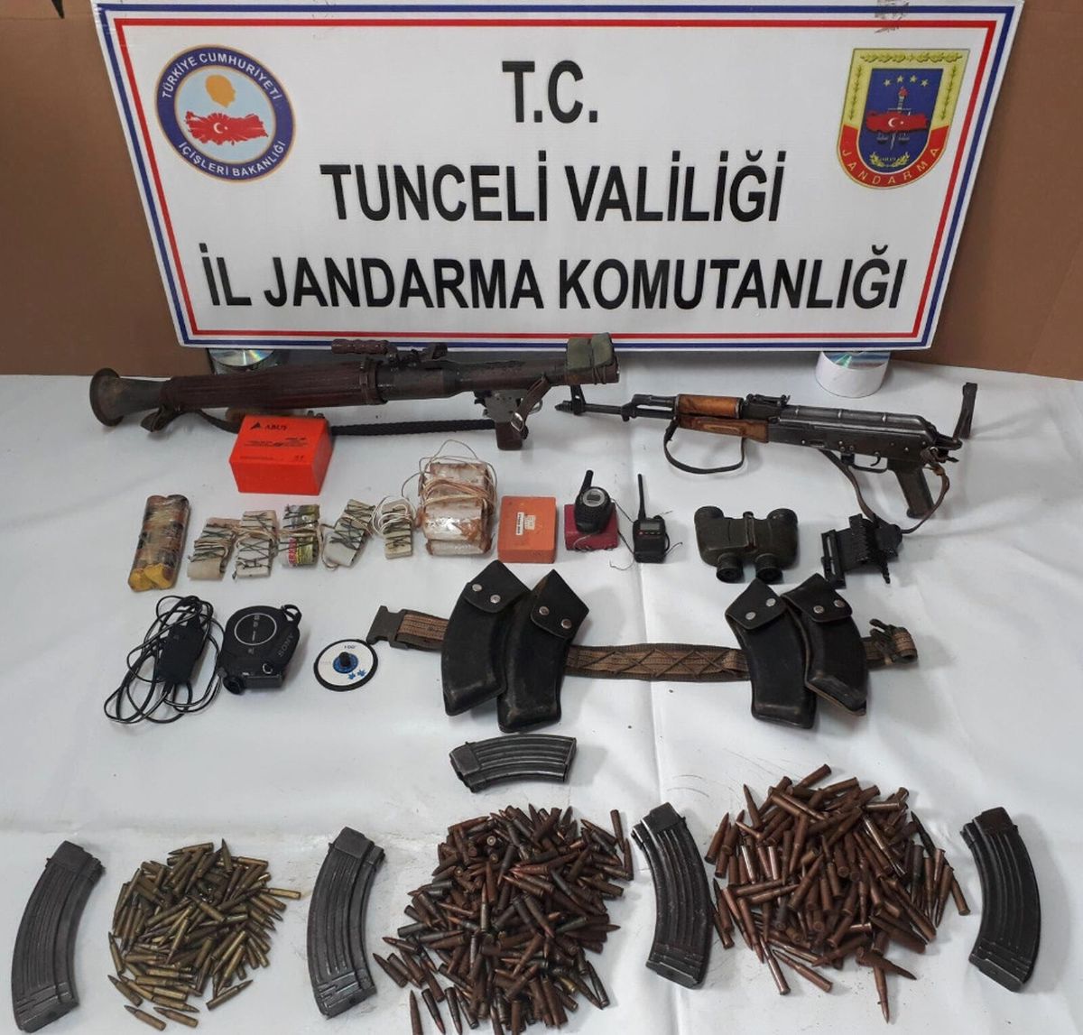 Tunceli\'de Harabe Evden Cephanelik Çıktı