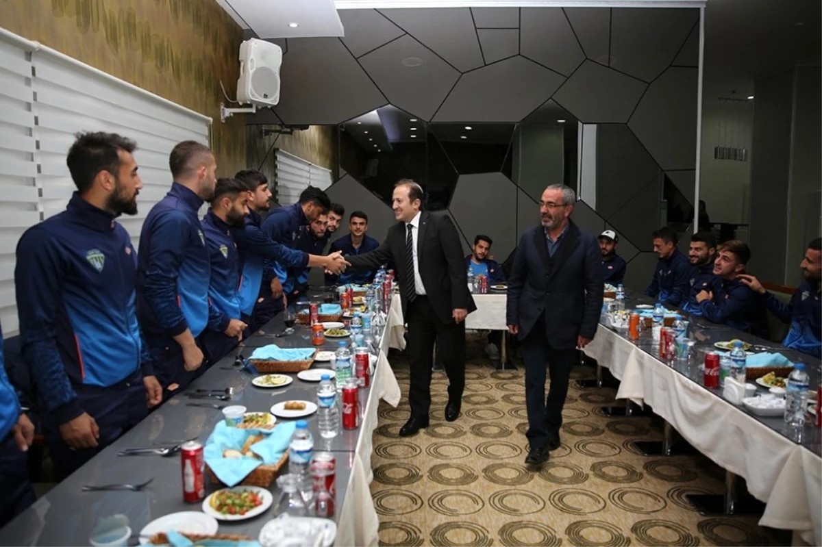 Vali Pehlivan, Bayburt Grup Özel İdare Futbolcularını Akşam Yemeğinde Ağırladı