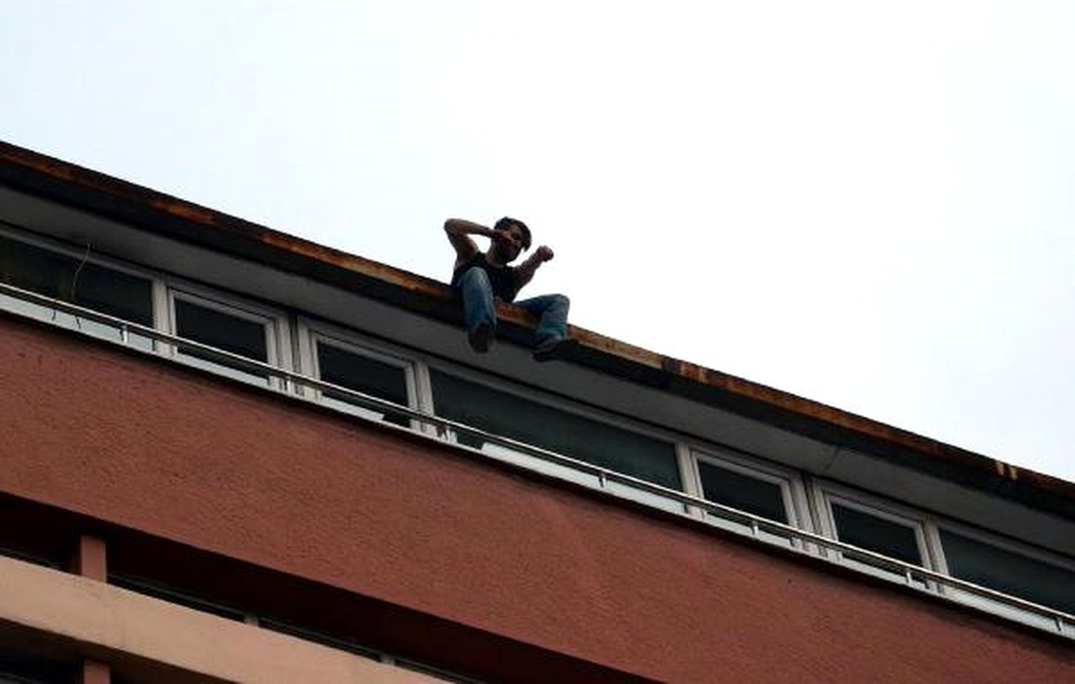 Zonguldak\'ta İntihar Etmek İçin Çatıya Çıkan Genci Polis İkna Etti