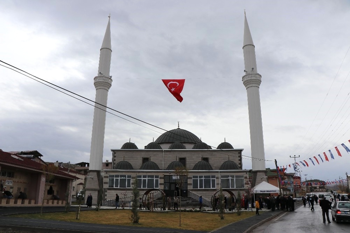 Bakan Özhaseki Şehitler Camii\'ni Hizmete Açtı