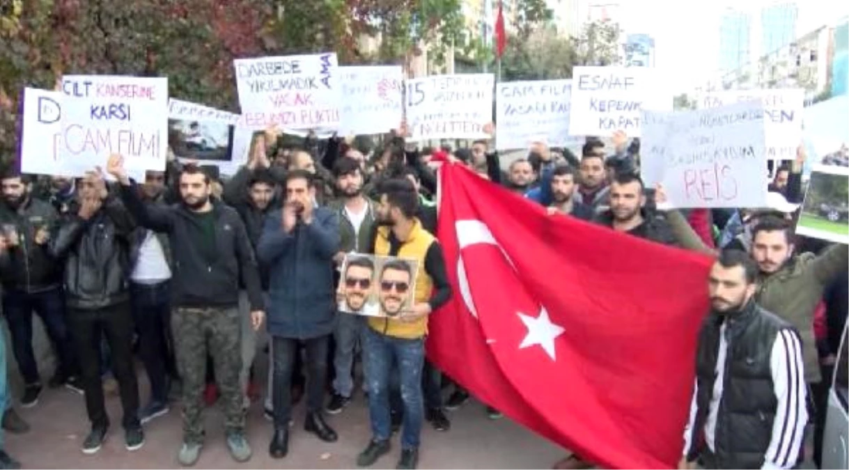 Beşiktaş\'ta "Cam Filmi Yasağı" Protesto Edildi