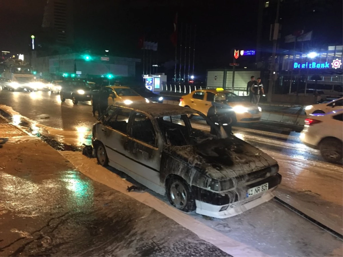 Beşiktaş\'ta Seyir Halindeki Otomobil Alev Aldı