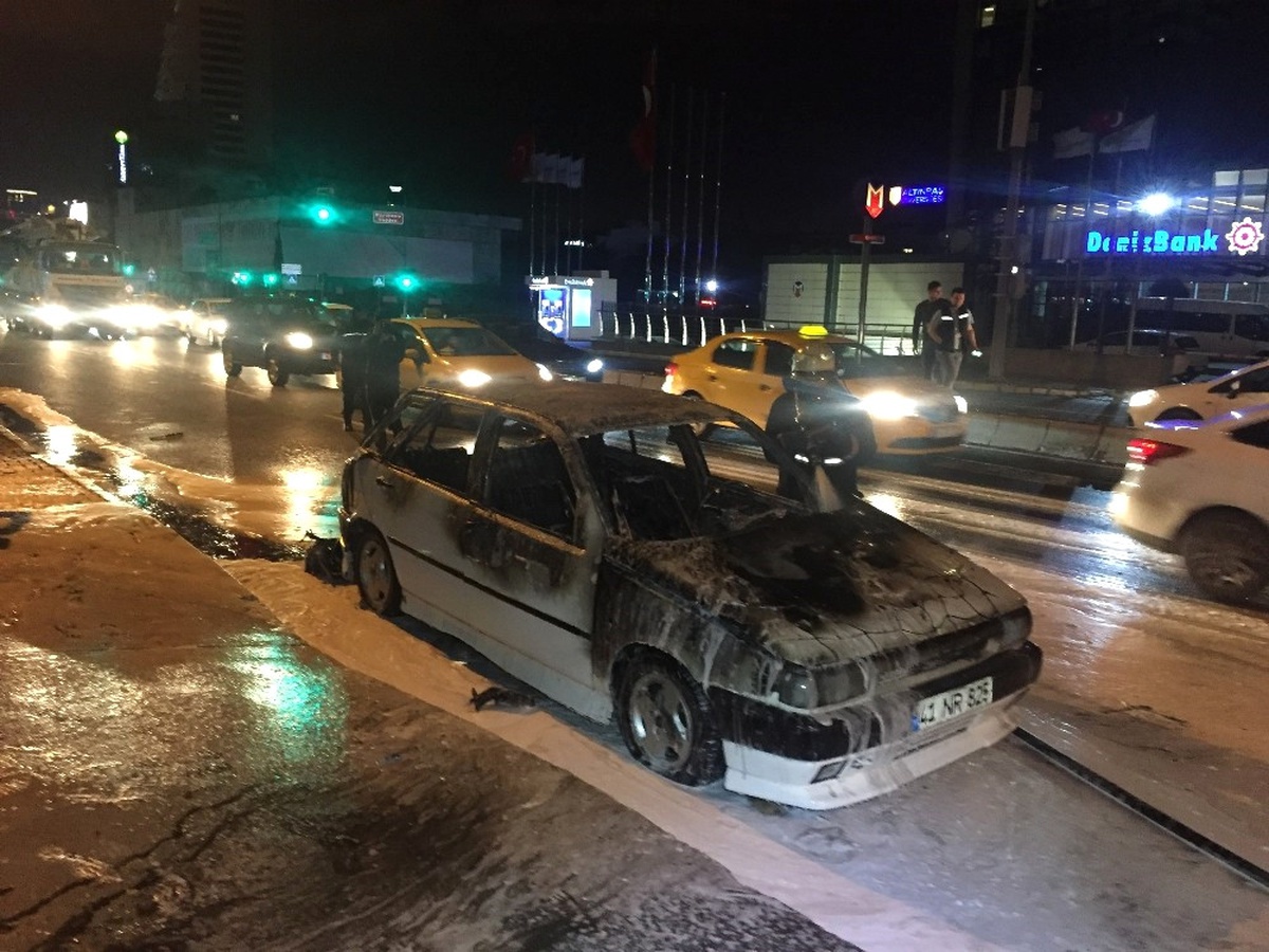 Beşiktaş\'ta Seyir Halindeki Otomobil Alev Aldı