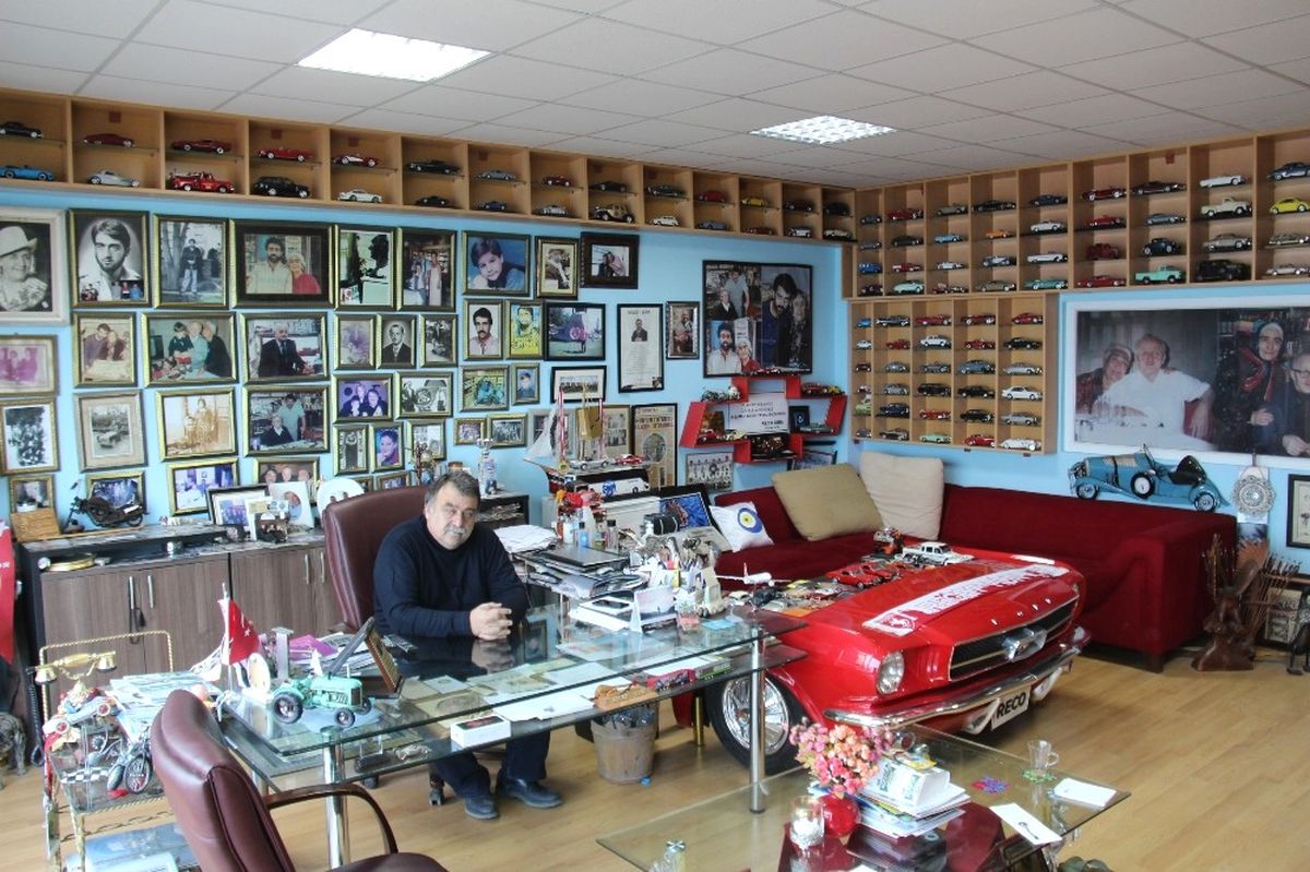 Bir Ev Parasını Maket Arabalara Harcadı