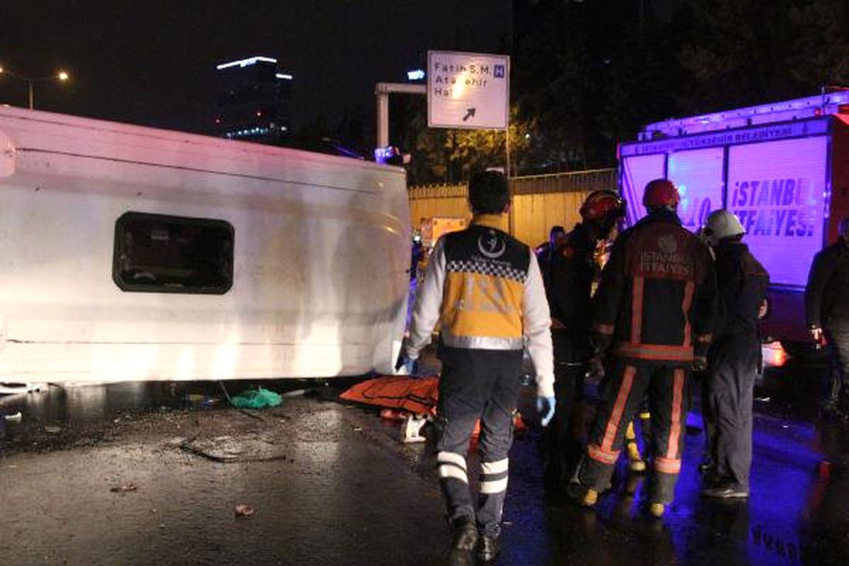 Bostancı\'da Midibüs Devrildi, Ölü ve Yaralılar Var