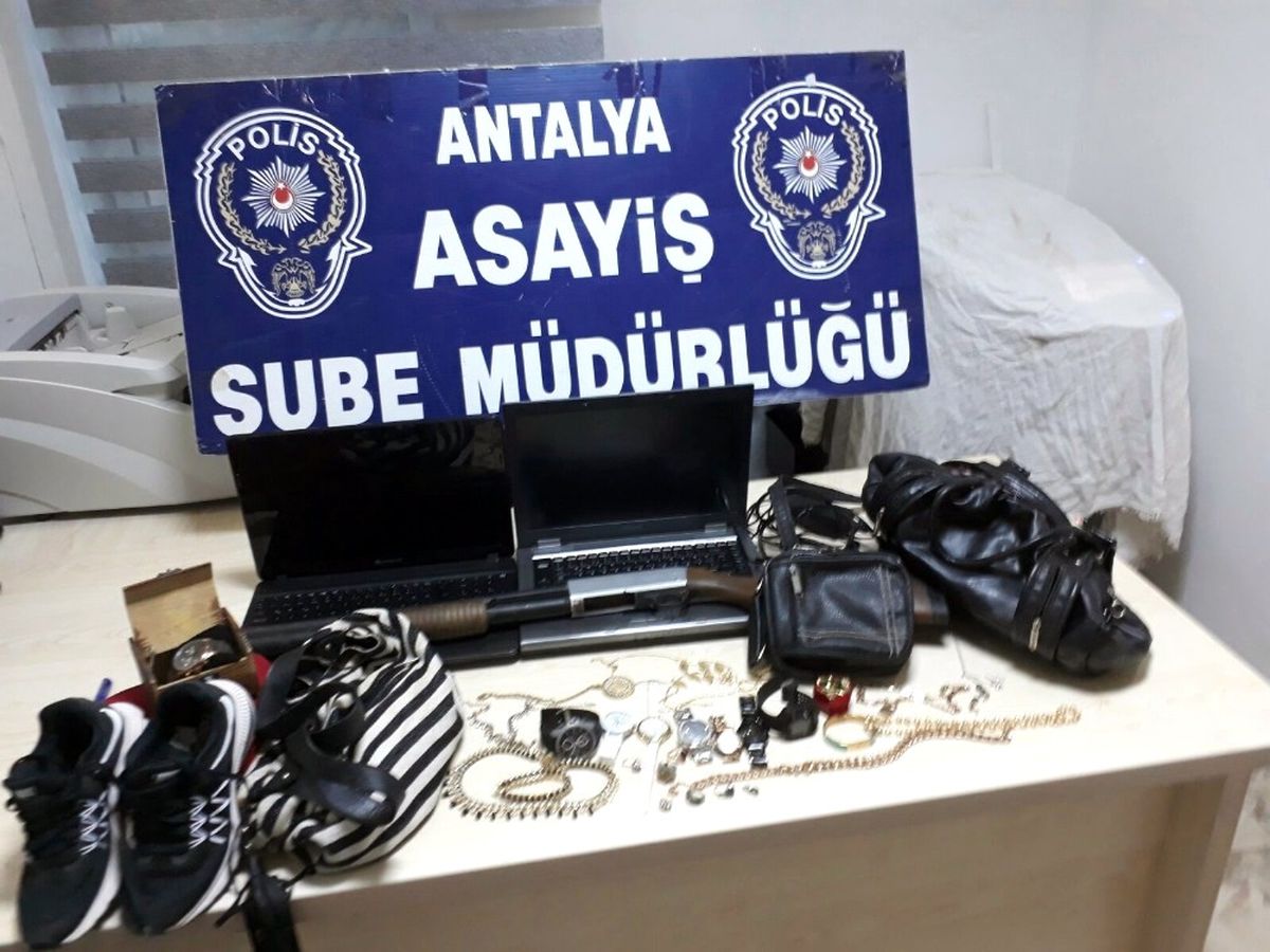 Evlere Girip Ziynet Eşyalarını Çalan Çete Yakalandı