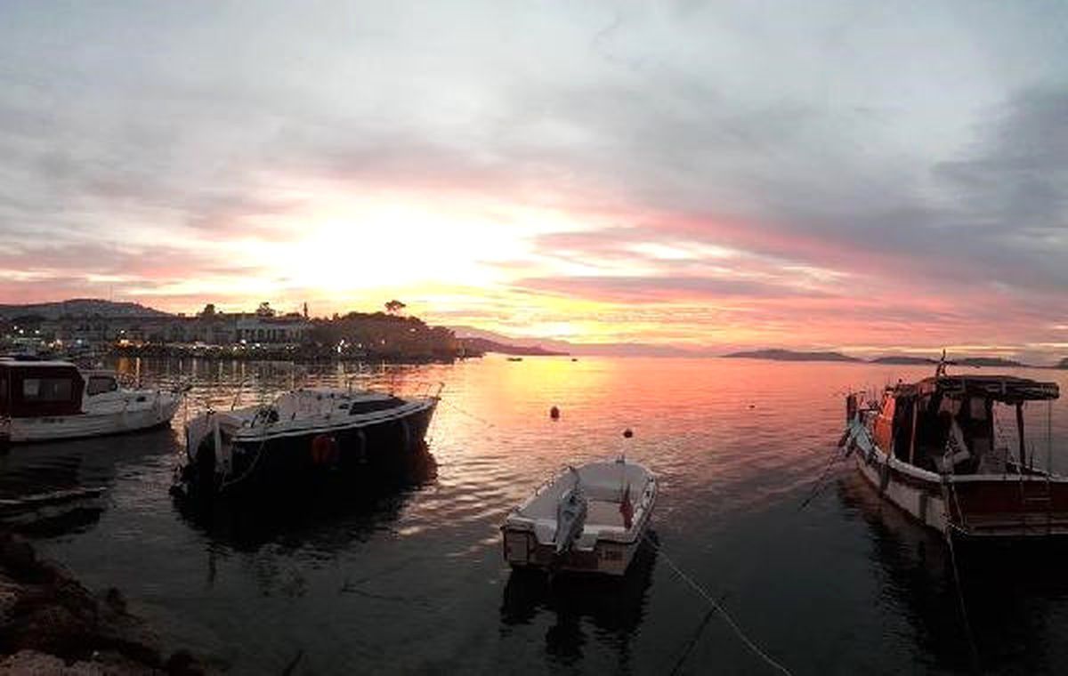 Foça\'da Günbatımı Güzelliği