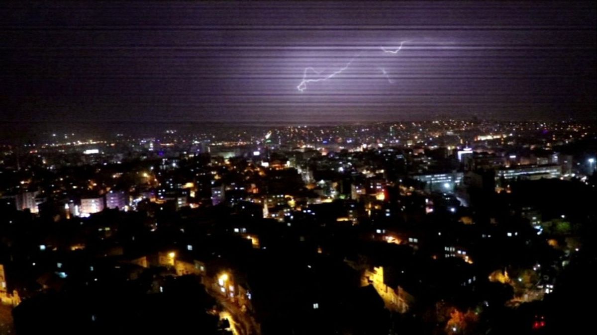 Gaziantep\'te Art Arda Çakan Şimşekler, Geceyi Aydınlandı
