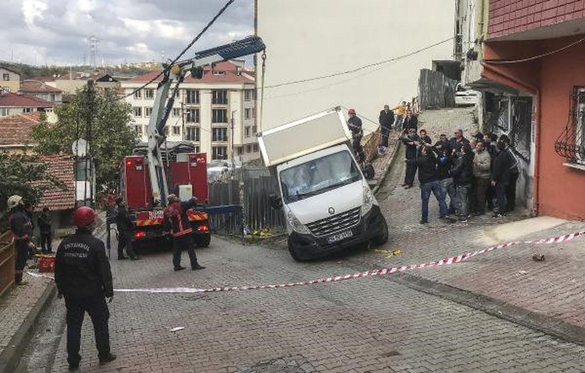 Geri Geri Giden Kamyonet Askıda Kaldı