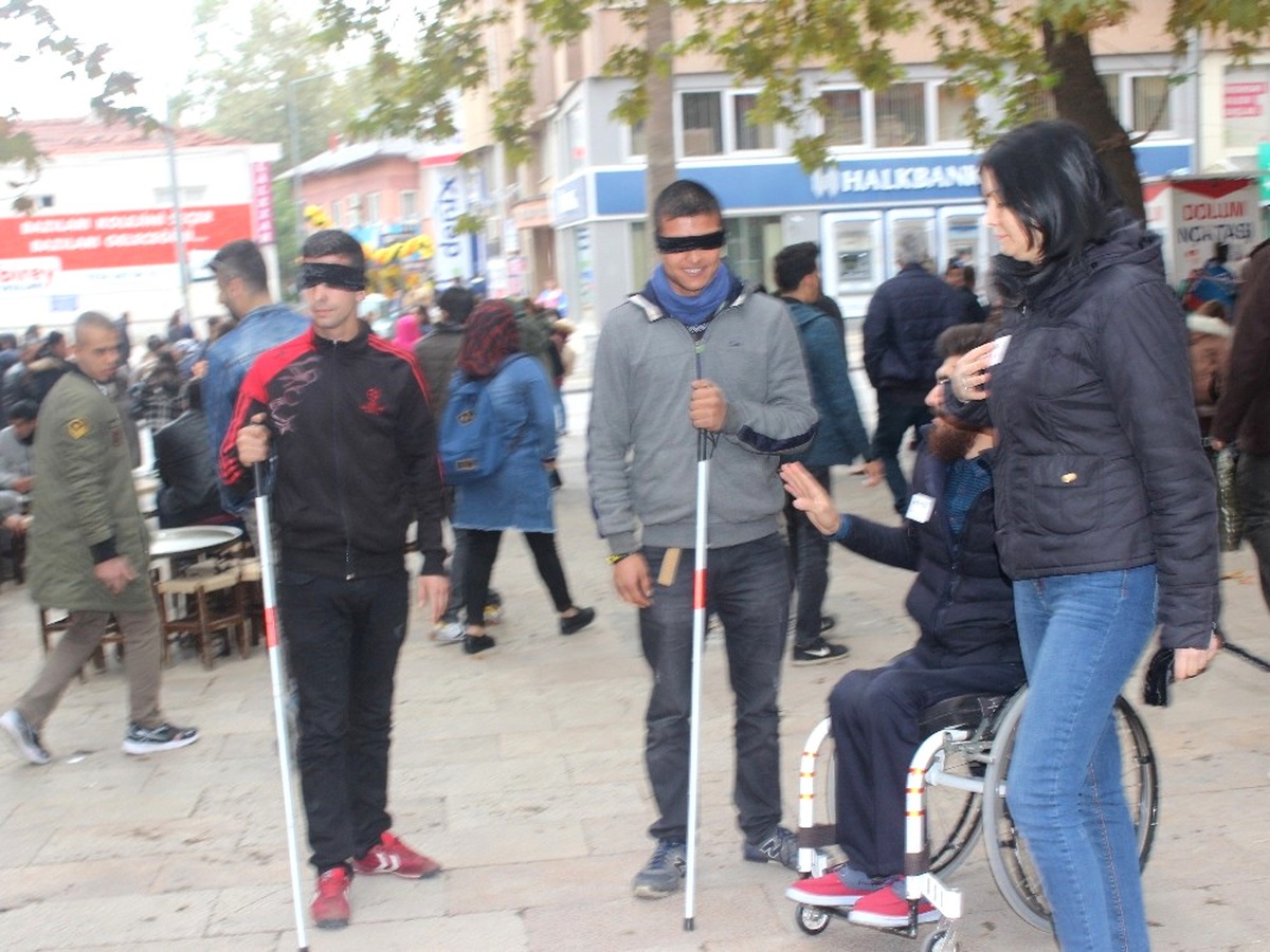 Gözlerine Siyah Bandaj Takıp, Bir Dakikalığına Engelli Oldular