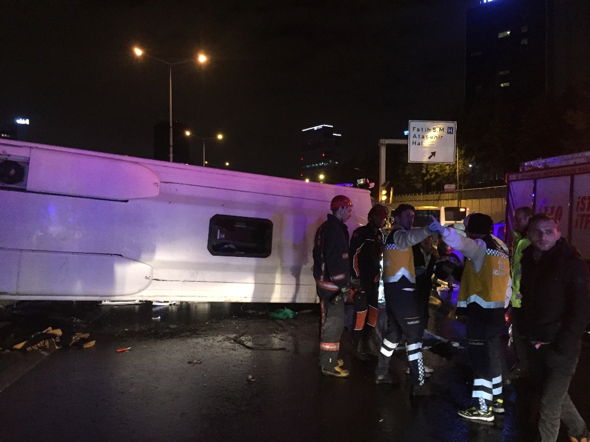 İstanbul\'da Feci Kaza: 2 Ölü, 18 Yaralı