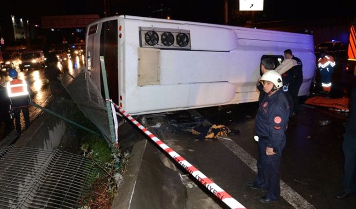 İstanbul\'da Midibüs Devrildi: 2 Ölü, 10 Yaralı