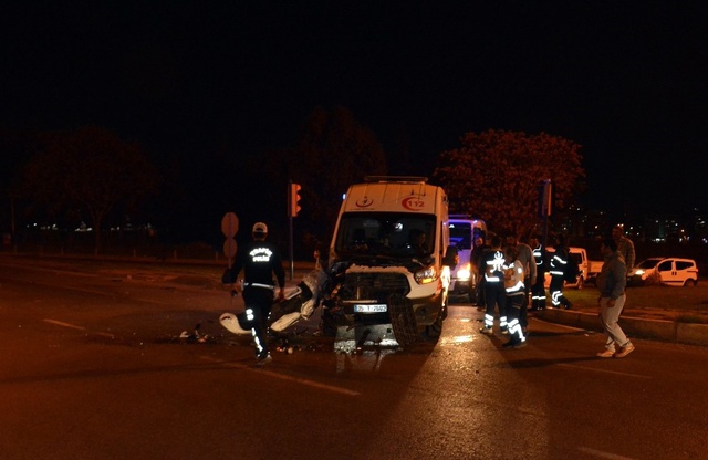 İzmir'de hasta taşıyan ambulans ile TIR çarpıştı ile ilgili görsel sonucu