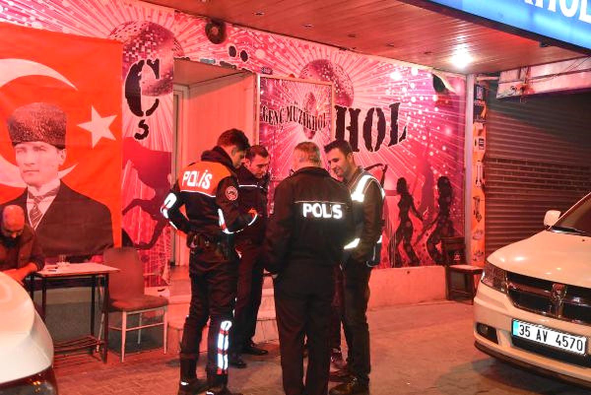 İzmir\'deki Denetimlerde 9 Ruhsatsız Eğlence Mekanı Mühürlendi