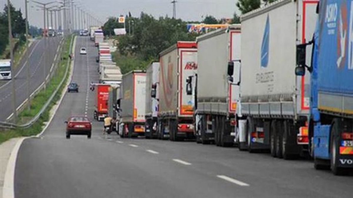 Kapıkule\'de 15 Kilometrelik Tır Kuyruğu