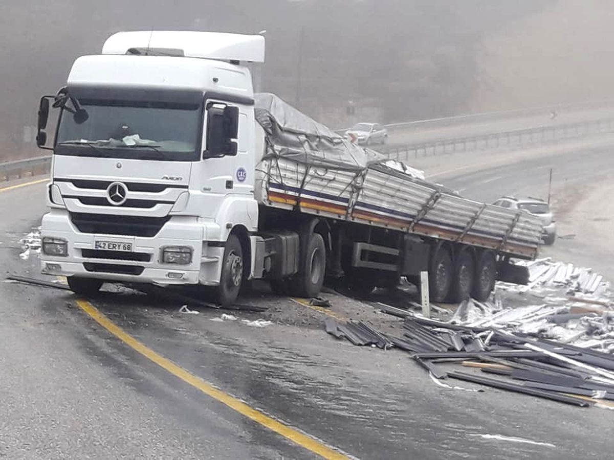 Karaman\'da Yoldan Çıkan Tır, Ulaşımı Aksattı