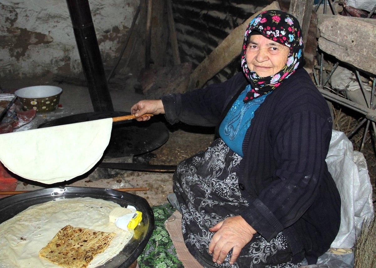 Köyde Kadınların İmece Usulü Kış Hazırlığı