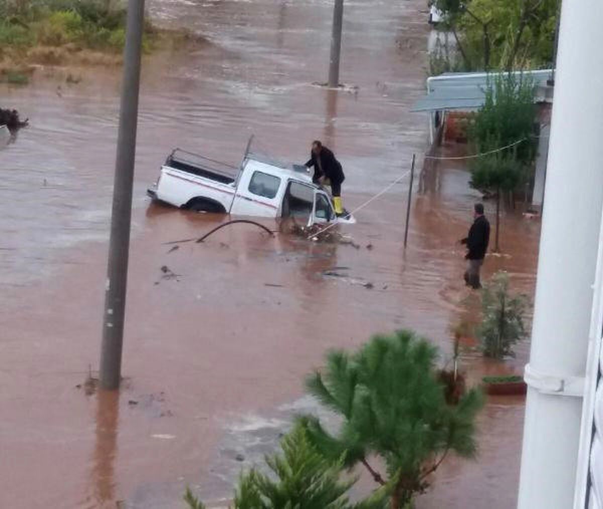 Mersin\'de Araçlar Sele Kapıldı