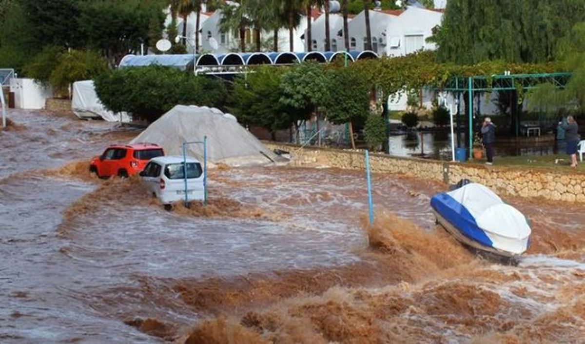 Mersin\'de Dereler Taştı, Yağmur Suları Ev ve İş Yerlerini Bastı