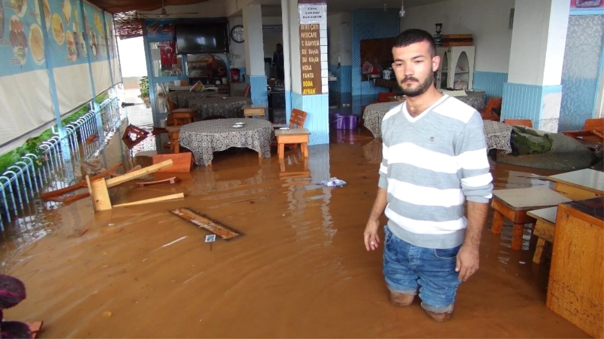 Mersin\'de Şiddetli Yağış Hayatı Felç Etti