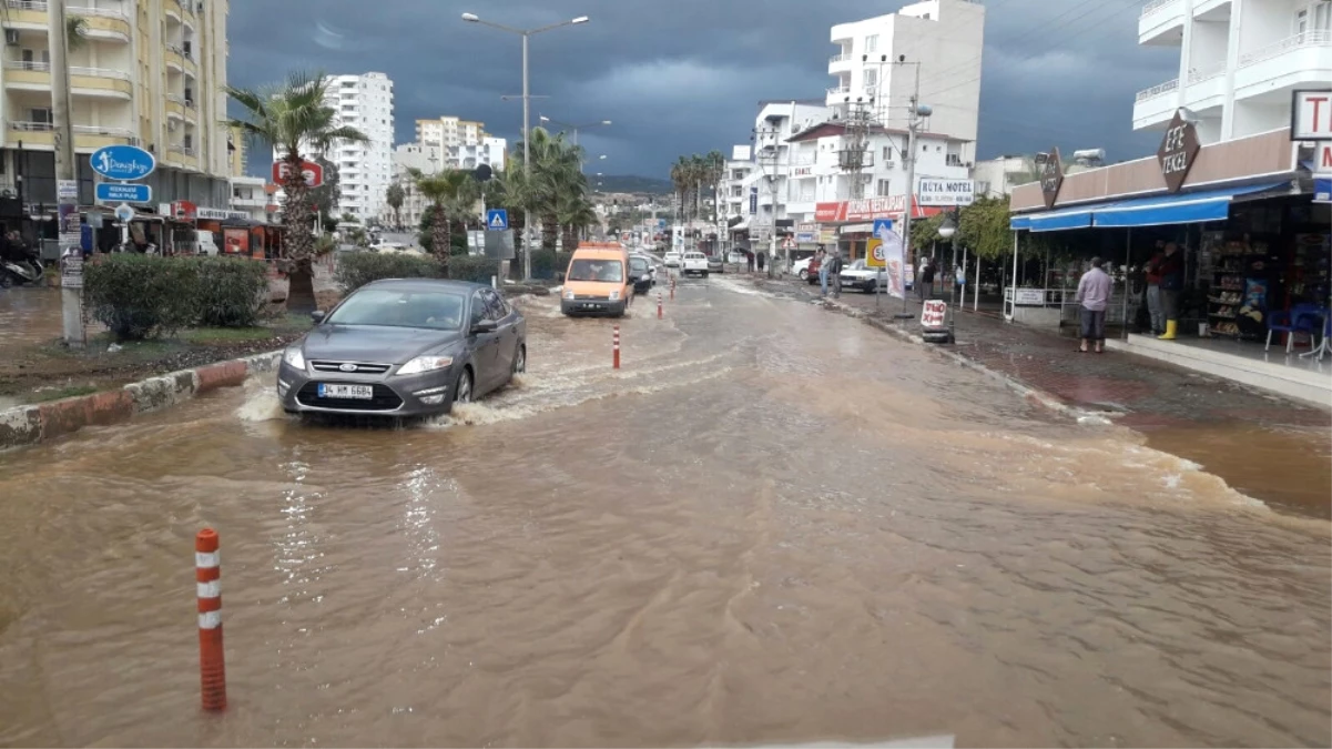 Mersin\'de Yağışlar Sele Neden Oldu