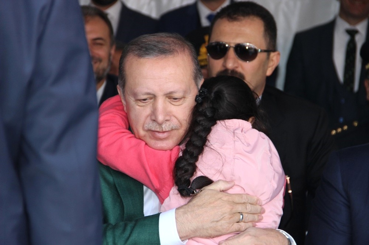 Cumhurbaşkanı Erdoğan\'a Sarılışın Altından Dram Çıktı