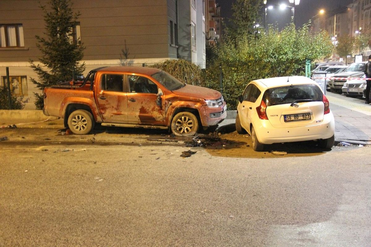 Park Halindeki Araçlara Çarpan Otomobil 2 Yayayı Ezdi